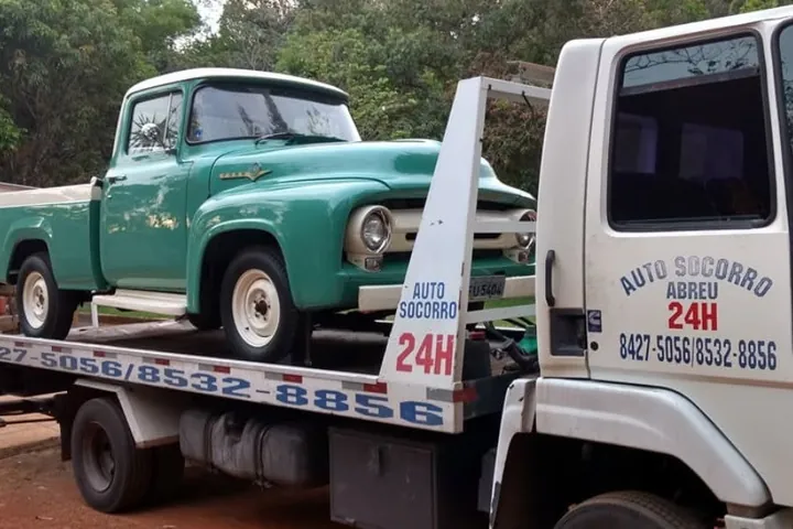 Caminhonete Ford F-100 clássica sendo rebocada