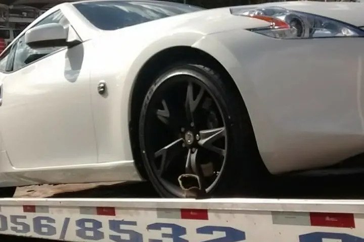 Carro esportivo transportado com segurança no guincho