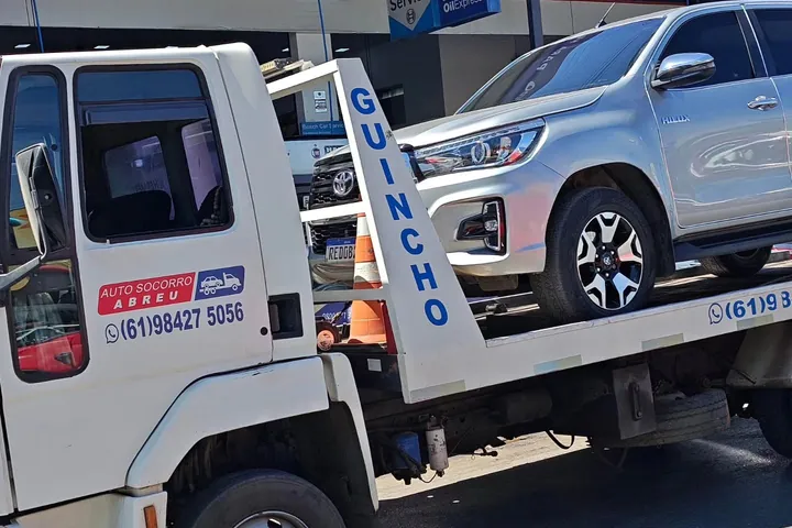 Caminhonete Toyota Hilux sobre o guincho