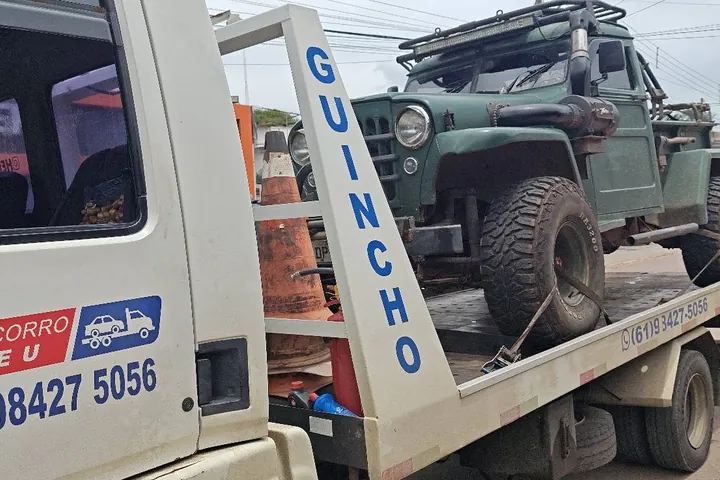 Jipe Willys 4x4 transportado na prancha do guincho