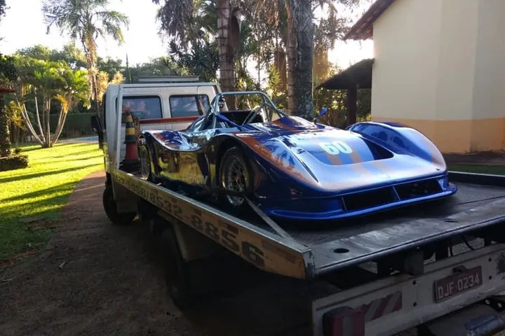 Protótipo de corrida transportado na prancha do guincho