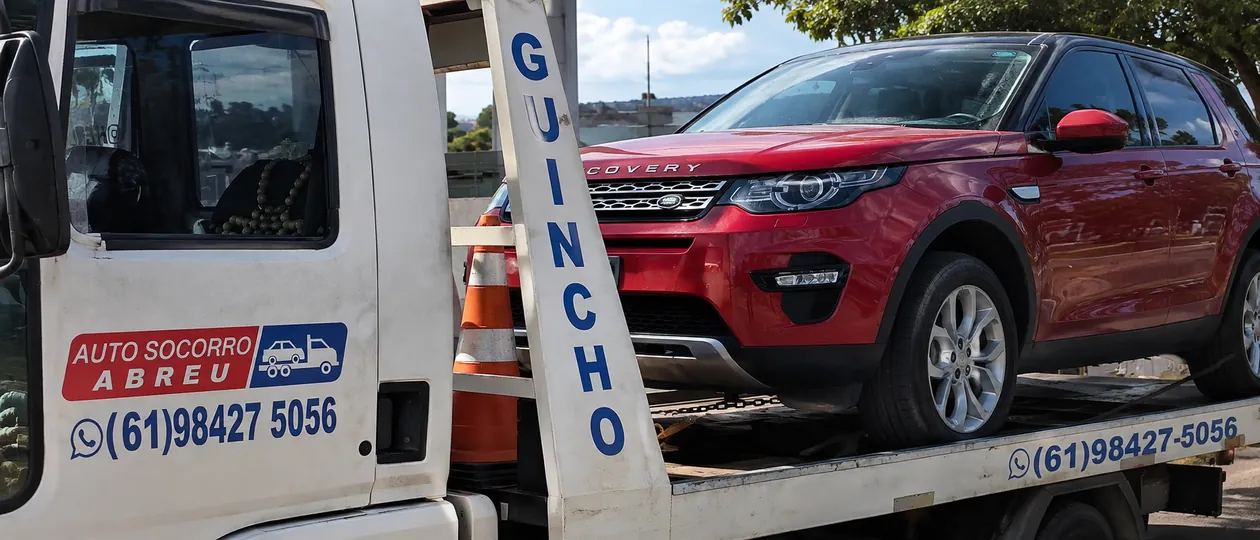 Caminhão guincho da Auto Socorro Abreu transportando um veículo em Brasília